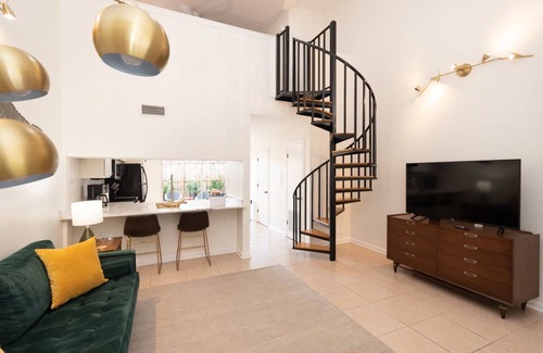 South Baton Rouge House | The Swamp Townhouse- KING bed luxury condo