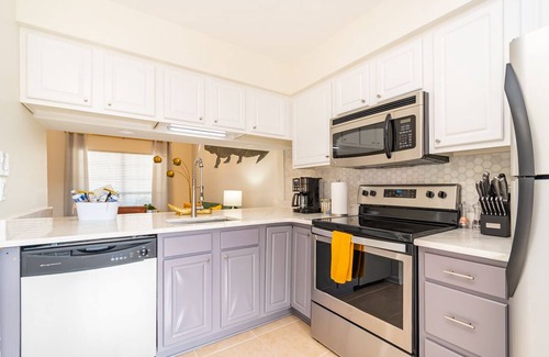 South Baton Rouge House | The Swamp Townhouse- KING bed luxury condo