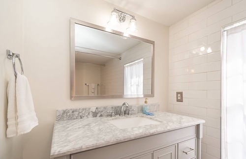 South Baton Rouge House | The Swamp Townhouse- KING bed luxury condo