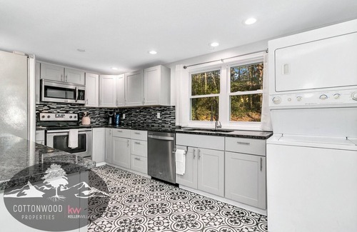 Swannanoa Cottage | The Swannanoa Suite - Cottonwood Properties