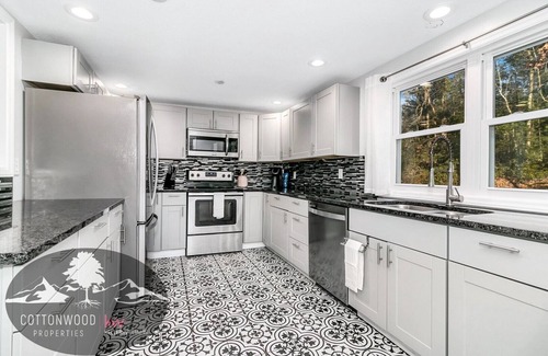 Swannanoa Cottage | The Swannanoa Suite - Cottonwood Properties