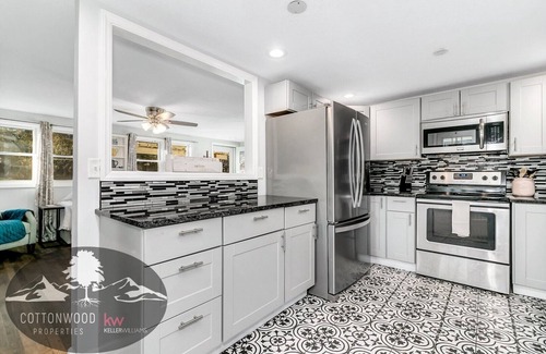 Swannanoa Cottage | The Swannanoa Suite - Cottonwood Properties