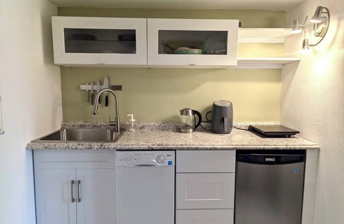 Louisville Condo | The Sweet Nature Nest: Cozy 1-Bedroom w/Kitchenette, Nature, & Private Entrance