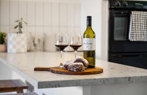 Mount Gambier House | The sweet & spicy retreat. Your home away from home. WIFI included/Free parking.