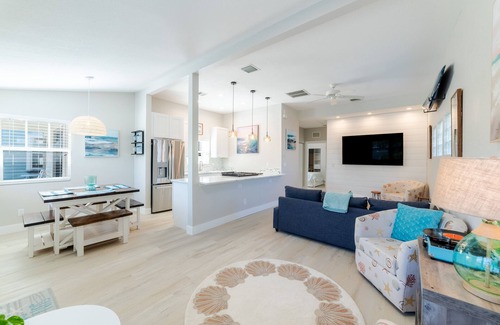 Lake Worth House | The Swell 2 BR Cottage with Parking 1 mile from Beaches