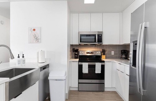 Charlotte Center City Apartment | The Tar Heel | Free Parking, Stunning Views, 2Mins to Stadium, Fast WiFi