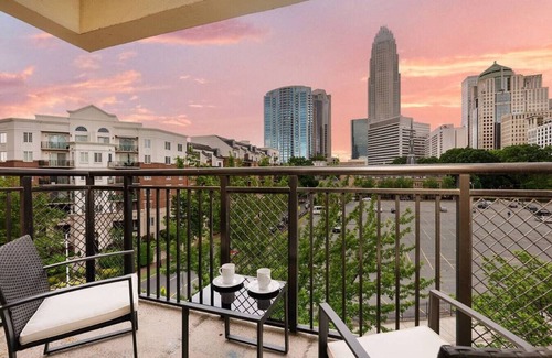 Charlotte Center City Apartment | The Tar Heel | Free Parking, Stunning Views, 2Mins to Stadium, Fast WiFi