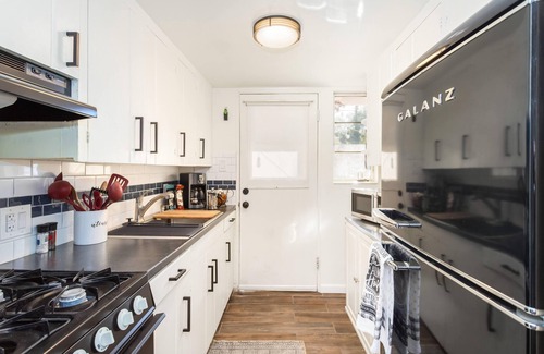 Miramonte House | The Teal Door | UofA Central Newly Renovated 1BR