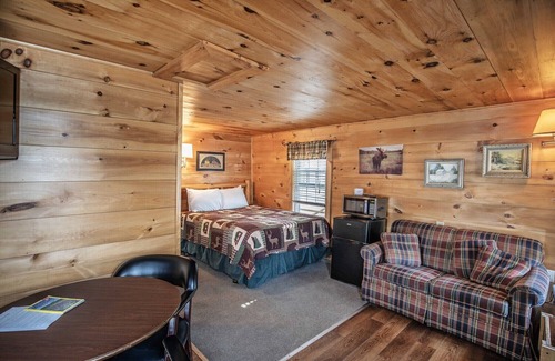 Lincoln Cabin | The The Flume Riverside Relaxation at the PEMICABINS
