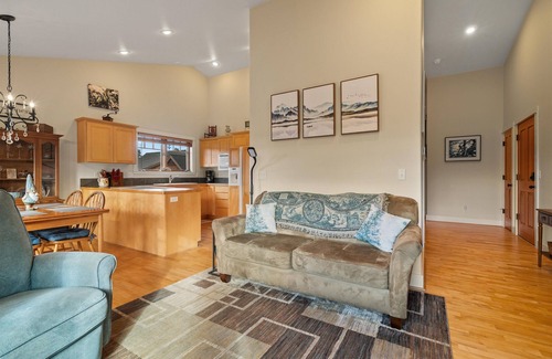 Sisters Condo | The Three Sisters – Incredible Mountain Vacation! Walk to Downtown Sisters!