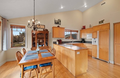 Sisters Condo | The Three Sisters – Incredible Mountain Vacation! Walk to Downtown Sisters!