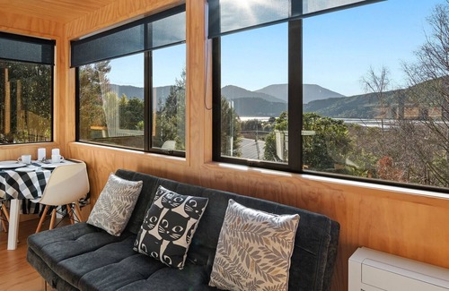 Havelock House | THE TIN SHED - HAVELOCK HOLIDAY HOME, with a garden in Havelock