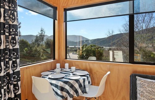 Havelock House | THE TIN SHED - HAVELOCK HOLIDAY HOME, with a garden in Havelock