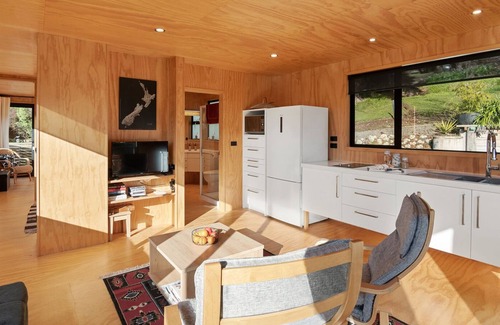 Havelock House | THE TIN SHED - HAVELOCK HOLIDAY HOME, with a garden in Havelock