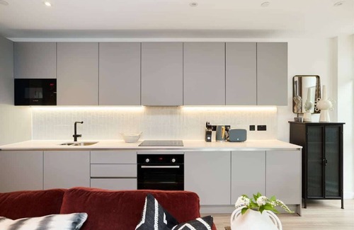 Tottenham Green Apartment | The Tottenham Hale Crib - 2BDR Flat with Balcony