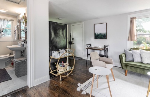 Knox - Henderson Apartment | The Tourist Studio - Free Wine/WiFi/Self Check-In