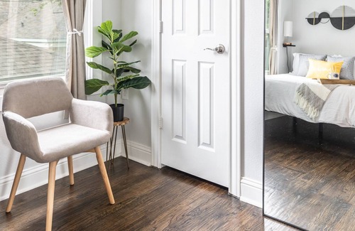 Knox - Henderson Apartment | The Tourist Studio - Free Wine/WiFi/Self Check-In