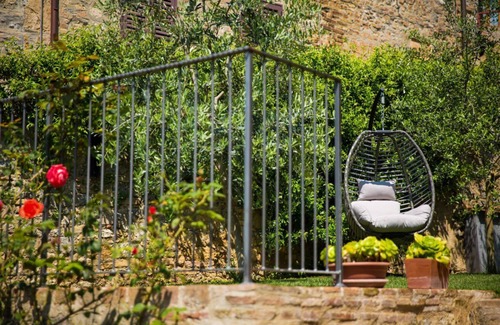San Gimignano City Centre Apartment | The Tower's Garden- private garden in the heart of town