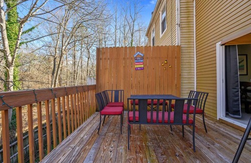 North Raleigh House | The Townhouse by the Creek! Relocation or Vacation