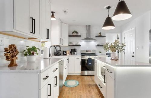 North Charleston House | The Tranquil Token-Hot Tub & Ping Pong Table