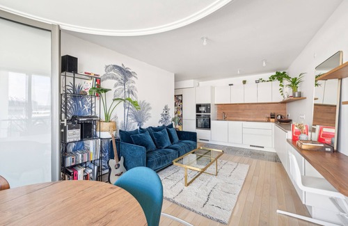 Quartier Saint-Ambroise Apartment | The Transforming Terrace, by Veeve