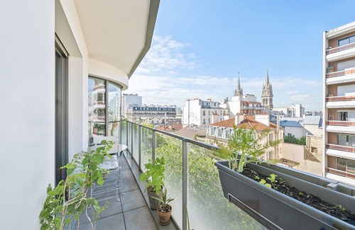 Quartier Saint-Ambroise Apartment | The Transforming Terrace, by Veeve