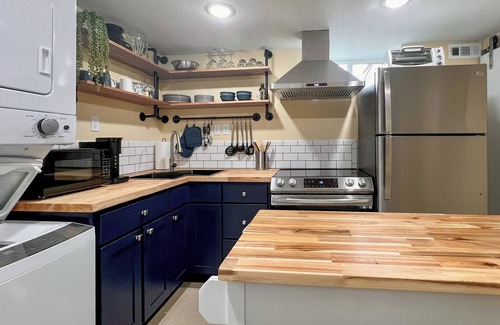 Twin Falls House | The Travelers Hideaway: King & Queen, Pet-friendly!