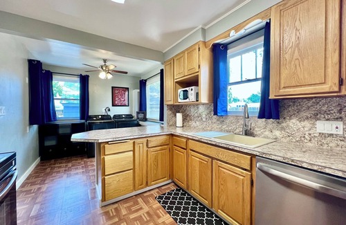 Twin Falls House | The Travelers Retreat: King, Queen, Bunk, pets welcome!