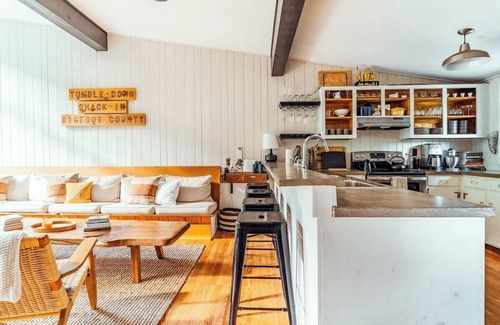 Waitsfield House | The Treehaus midcentury retreat + Mad River access