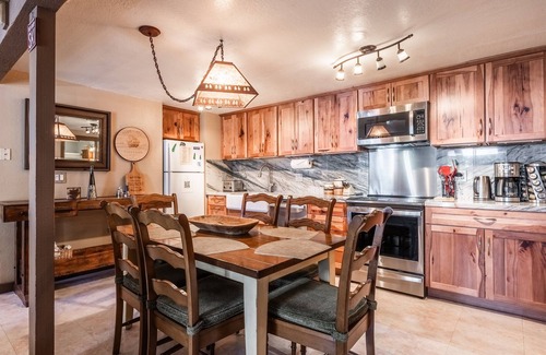 Mammoth Lakes Condo | The Treehouse-5 minute walk to Village & Gondola