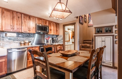 Mammoth Lakes Condo | The Treehouse-5 minute walk to Village & Gondola