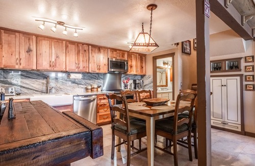 Mammoth Lakes Condo | The Treehouse-5 minute walk to Village & Gondola
