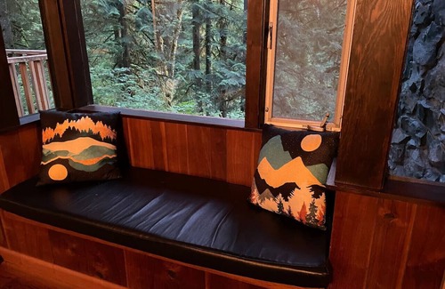 North Bend Cabin | The Treehouse; cabin in the woods, close to town!