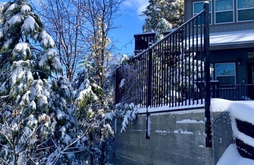 Cedar Glen Cabin | The Treehouse@Cedar Terr- family+pet friendly