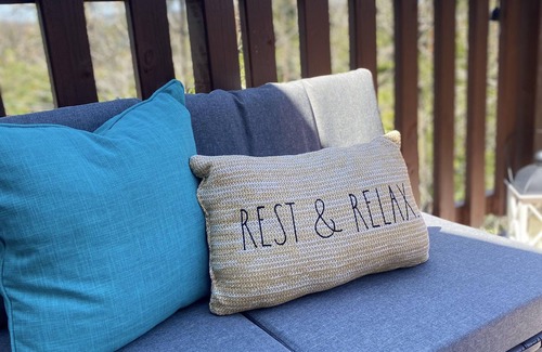 Cedar Glen Cabin | The Treehouse@Cedar Terr- family+pet friendly