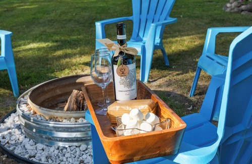 Higgins Lake House | The Treehouse @ Higgins Lake-HOT TUB- Fireplace-PetFriendly-3 min to the lake