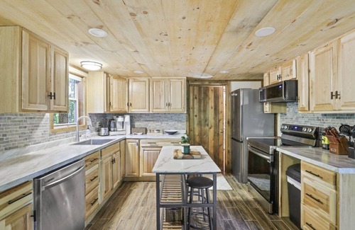 Blue Ridge Cabin | The Treehouse Hot Tub Retreat to Nature