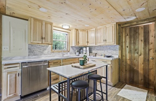 Blue Ridge Cabin | The Treehouse Hot Tub Retreat to Nature