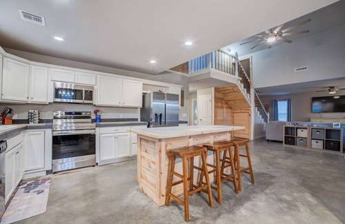 Longtown Cabin | The Triple Nickel Eufaula · Cozy Eufaula Cabin | Hot Tub & Fire Pit Retreat