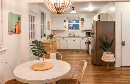 West Ashley House | The Tropic - Large Jungly Oasis, Great for Groups