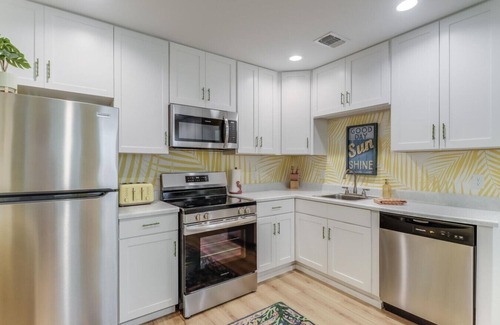 Long Beach Apartment | The Tropical Cottage