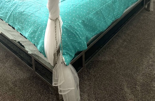 Southfield Apartment | The Tropical Oasis..Queen Bed..Free Wifi & Parking