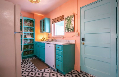 Oxford House | The Tropicana, 2BR Oasis by Velvet Ditch Villas