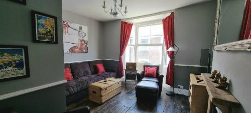 Old Town Hastings Apartment | The Tuck Away, Central Old Town with Parking