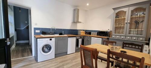 Old Town Hastings Apartment | The Tuck Away, Central Old Town with Parking