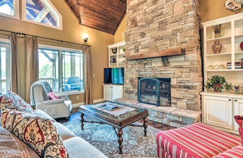 Tuckasegee House | ‘The Tuck Mtn Getaway’ w/ Hot Tub, Acerage & Views