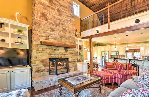 Tuckasegee House | ‘The Tuck Mtn Getaway’ w/ Hot Tub, Acerage & Views