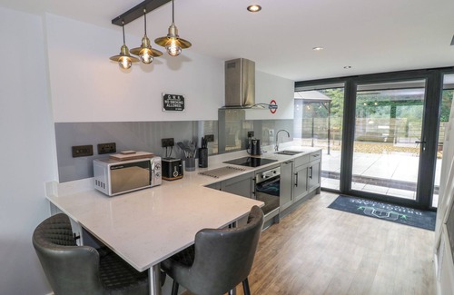 Middleton Cheney Cottage | THE TUNNEL AT BRIDGE LAKE FARM AND FISHERY, romantic in Chacombe