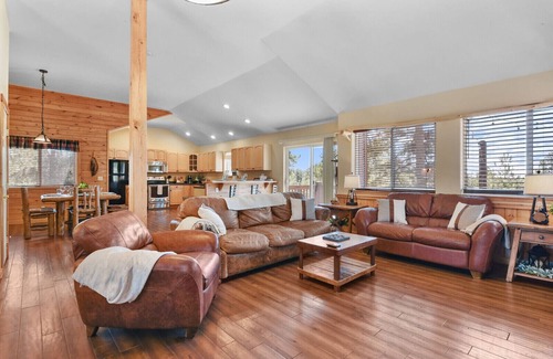 Florissant Cabin | The Turkey Roost Cabin, 3 Bedrooms with a Game Room and Patio
