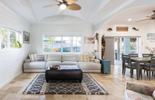 Venetian Shores House | The Turtle Nest | Pet Friendly! "Venetian Shores"